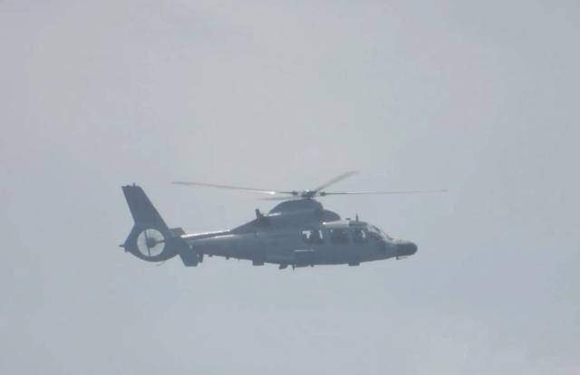 面对菲海警的驱逐，中国侦察船不语，舰载机起飞，直接4个字定性