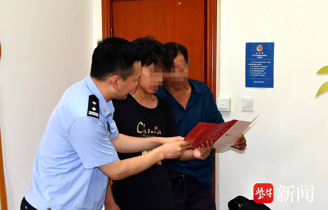 小伙收到录取通知书，飞奔到派出所和民警一起打开