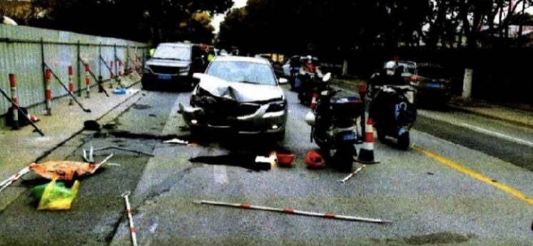 上海一男子开车时找手机，撞飞道路维修人员，获刑两年十个月，缓刑三年