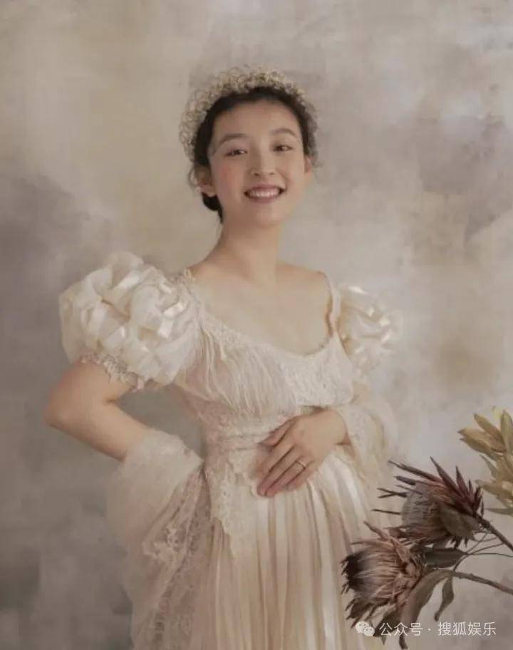 离婚三年又被拍到亲密逛超市，他俩这是纯带娃还是真复合了？