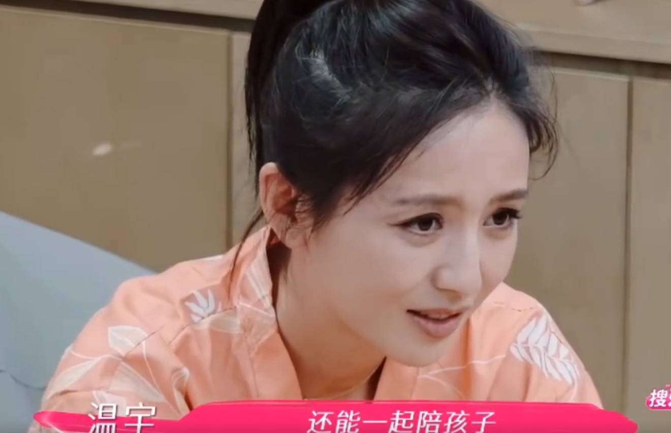 陈思诚卡零点为佟丽娅庆生！晒丫丫与儿子朵朵背影照好温馨