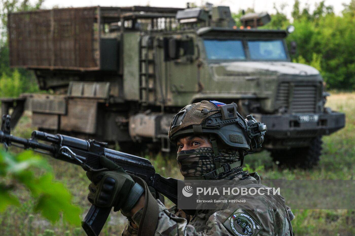 普京就差笑出声了，数十万俄军持续激战：逼迫特朗普露出真正面目