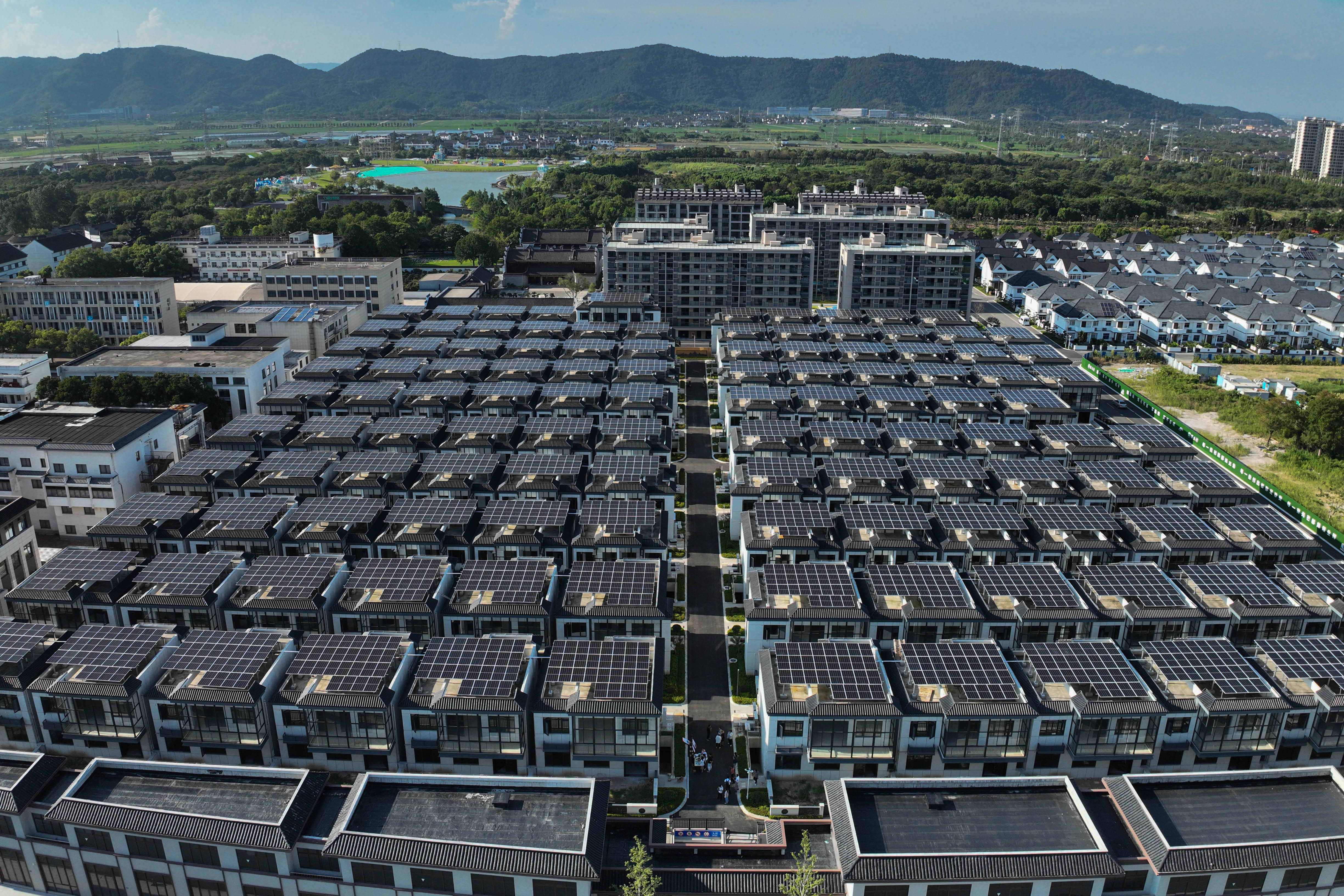 浙江宁波：农村屋顶光伏项目并网 村民共享“阳光经济”