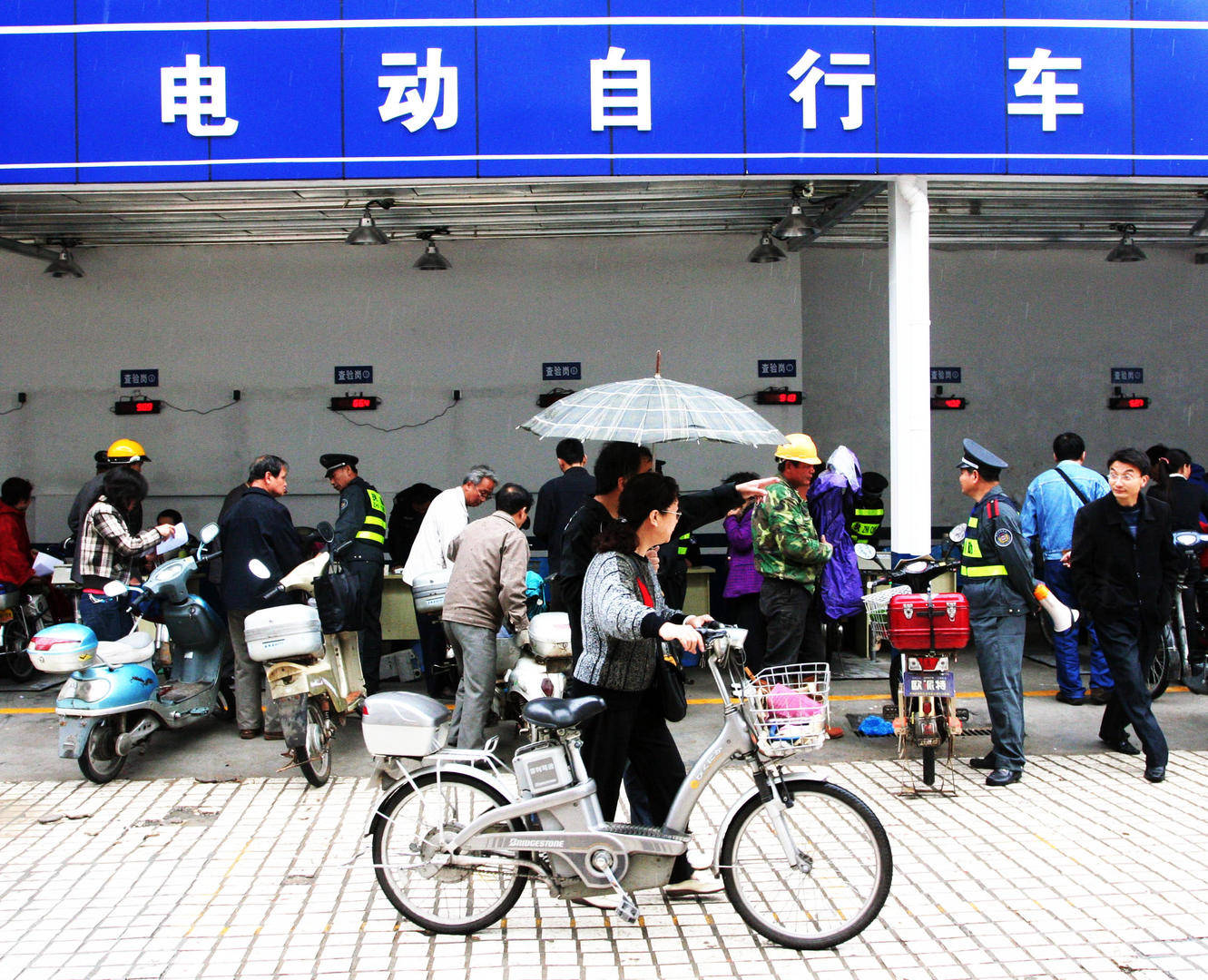 电动车“身份”困局：老人骑96.8公斤电动车被撞后身亡，司机获刑，超标电动车该算机动车么？