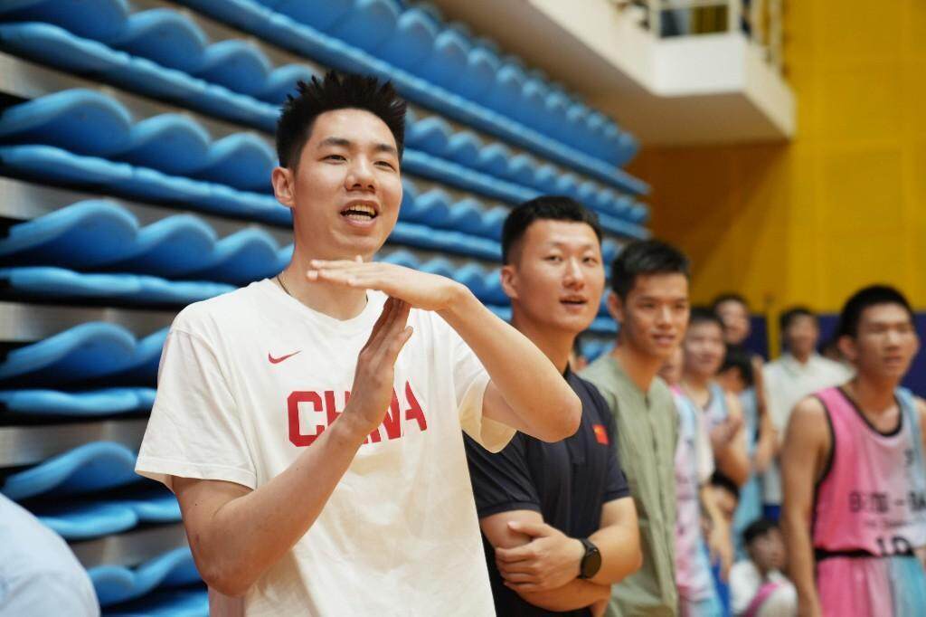 中国男篮主教练郭士强：“没想到华附同学的提问这么专业”