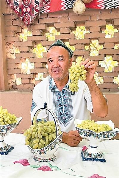 人民日报看新疆丨葡萄架下的故事，真实又动人（砥砺奋进七十载 天山南北谱华章）