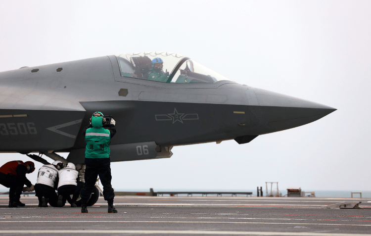 福建舰“弹射三连”看哭军迷，一句“再也不用踮起脚尖”为何让人泪目？